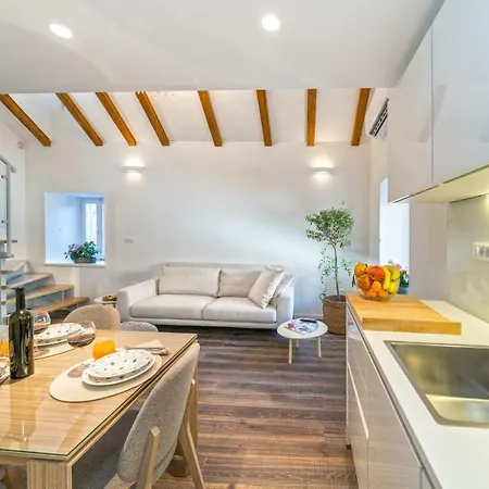 Feel Like An Emperor Apartment