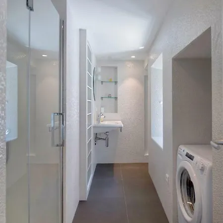 Apartman Feel Like An Emperor Split